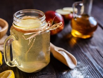 Устранить острую боль в области крестца помогает смесь из уксуса и меда