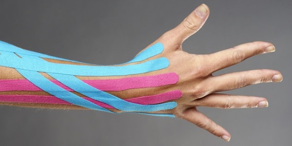 Обратите внимание на преимущества кинезио тейпа перед обычным спортивным бинтом