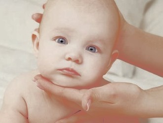 Обратите внимание на основные симптомы кривошеи у новорожденных