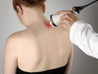 Лечение шейной невралгии может включать в себя физиотерапию