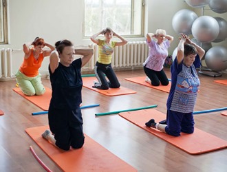 При развитии остеохондроза следует отдавать предпочтение лечебной гимнастике