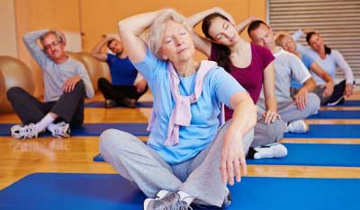 пенсионеры делают упражнения