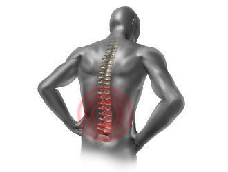 Прострелы в пояснице также относительно частые последствия зажатого нерва в позвоночнике