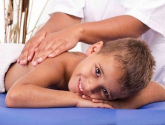 Большое значение в лечении искривления позвоночника имеют массажи