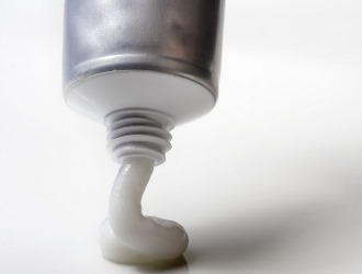 Параллельно с уколами при ишиасе могут назначать различные мази