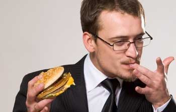 мужчина кушает