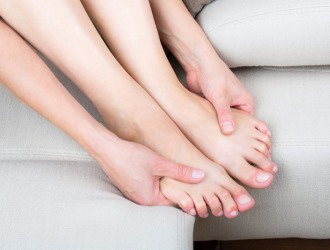 Одним из самых опасных последствий дорзальной грыжи в поясничном отделе является паралич нижних конечнойстей