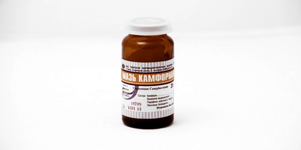 Камфорную мазь можно применять при распираторных заболеваниях