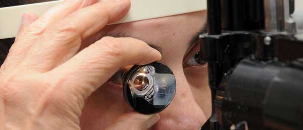 осмотр врачом глазного дна