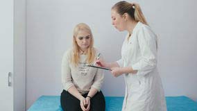 пациент сидит на стуле