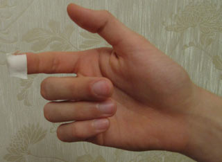пластырь на пальце