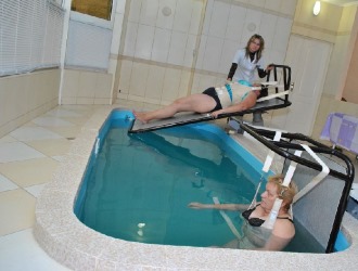 Подводное вытяжение позвоночника проводится как в горизонтальной плоскости, так и в вертикальной