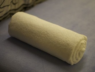 Для быстрого устранения спазма в шее можно воспользоваться полотенцем свернутым в валик, положенного при этом под шею