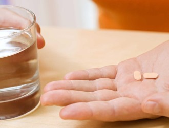 Запивать таблетки необходимо только простой негазированой водой