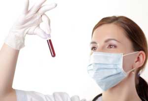 врач держит пробирку с кровью