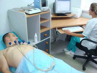 врач делает ЭКГ мужчине