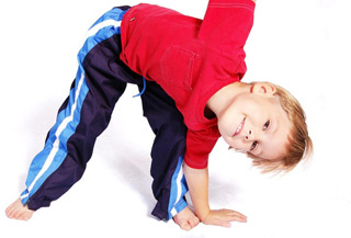 ребенок делает зарядку