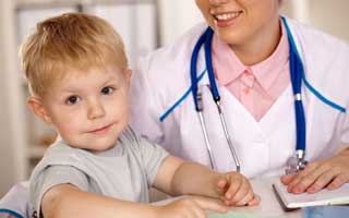 врач осматривает ребенка