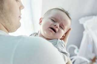 ребенок плачет