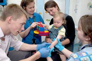 ребенок сдаёт кровь