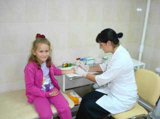 ребенок сдает кровь