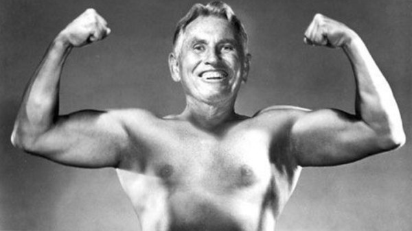 Поль Брэгг разработал комплекс упражнений для растяжки позвоночника