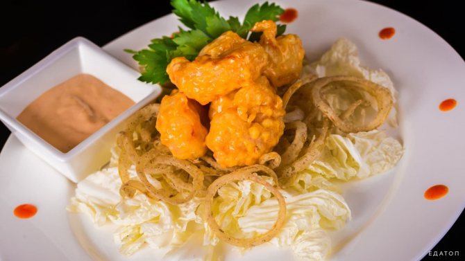 Салат из пекинской капусты с курицей готовится очень быстро.