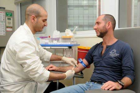 пациент сдаёт кровь