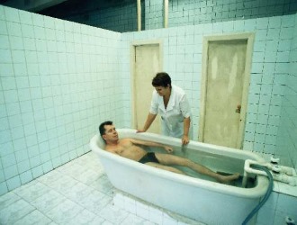 Особую осторожность нужно соблюдать в использовании горячих ванн при грыжах позвоночника