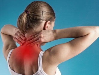 Основной симптом радикулита - острая боль в шее и затылке, иногда иррадирующая в руку