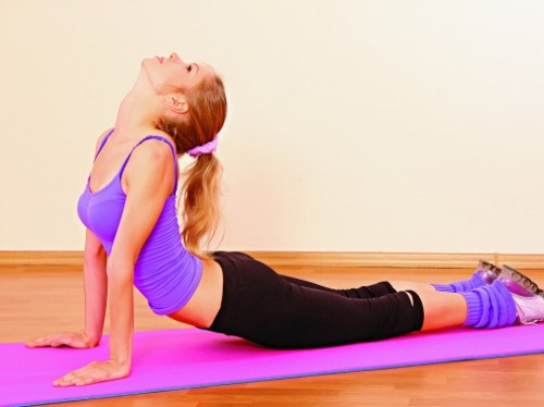 В исходном положении необходимо поворачивать таз в противоположные стороны