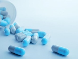 При смещении позвоночников принимают НПВС и обезболивающие