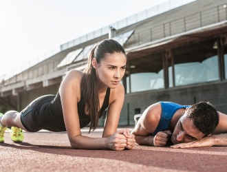 Для профилактики межпозвоночной грыжи нужно вести активный образ жизни и укреплять мышцы спины
