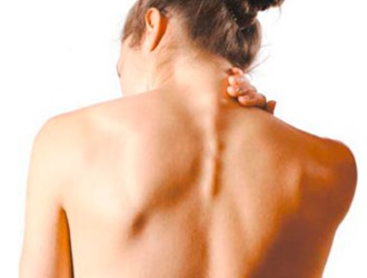 Спондилез приводит к скованности в движениях и острой боли