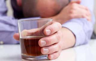 стакан в руке