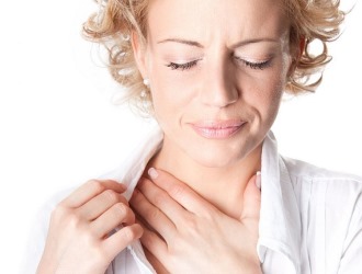 При передозировке средством Колхикум Дисперт в горле появляется першение и жжение