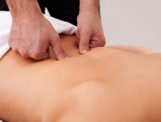 При воспалении седалищного нерва массаж проводят преимущественно в крестцовой зоне