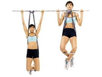 Если возникают сложности при подтягивании, то можно воспользоваться вспомогательными приспособлениями