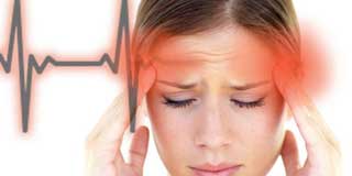 у девушки болит голова