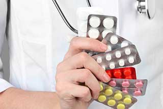 у врача в руках таблетки