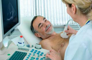 врач делает мужчине УЗИ сердца