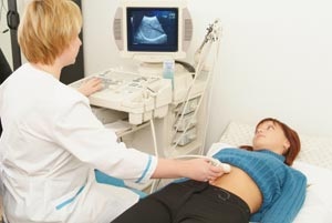 врач делает УЗИ живота