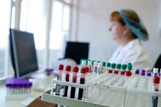 врач анализирует кровь