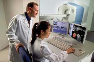 врач анализирует результаты