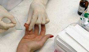 врач берет кровь из пальца