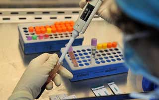 врач исследует кровь