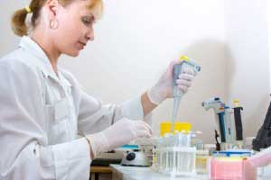 врач делает анализ крови