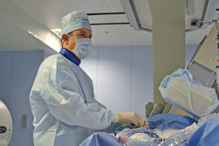 врач делает операцию