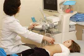 врач делает УЗИ сердца ребенку