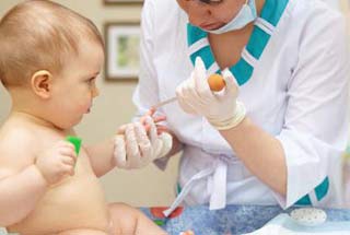 врач берет у ребенка кровь